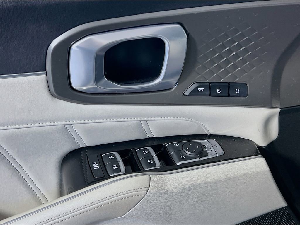 Certified 2023 Kia Sorento SX Prestige w/ Panoramic Sunroof Package AWD/4WD image 11