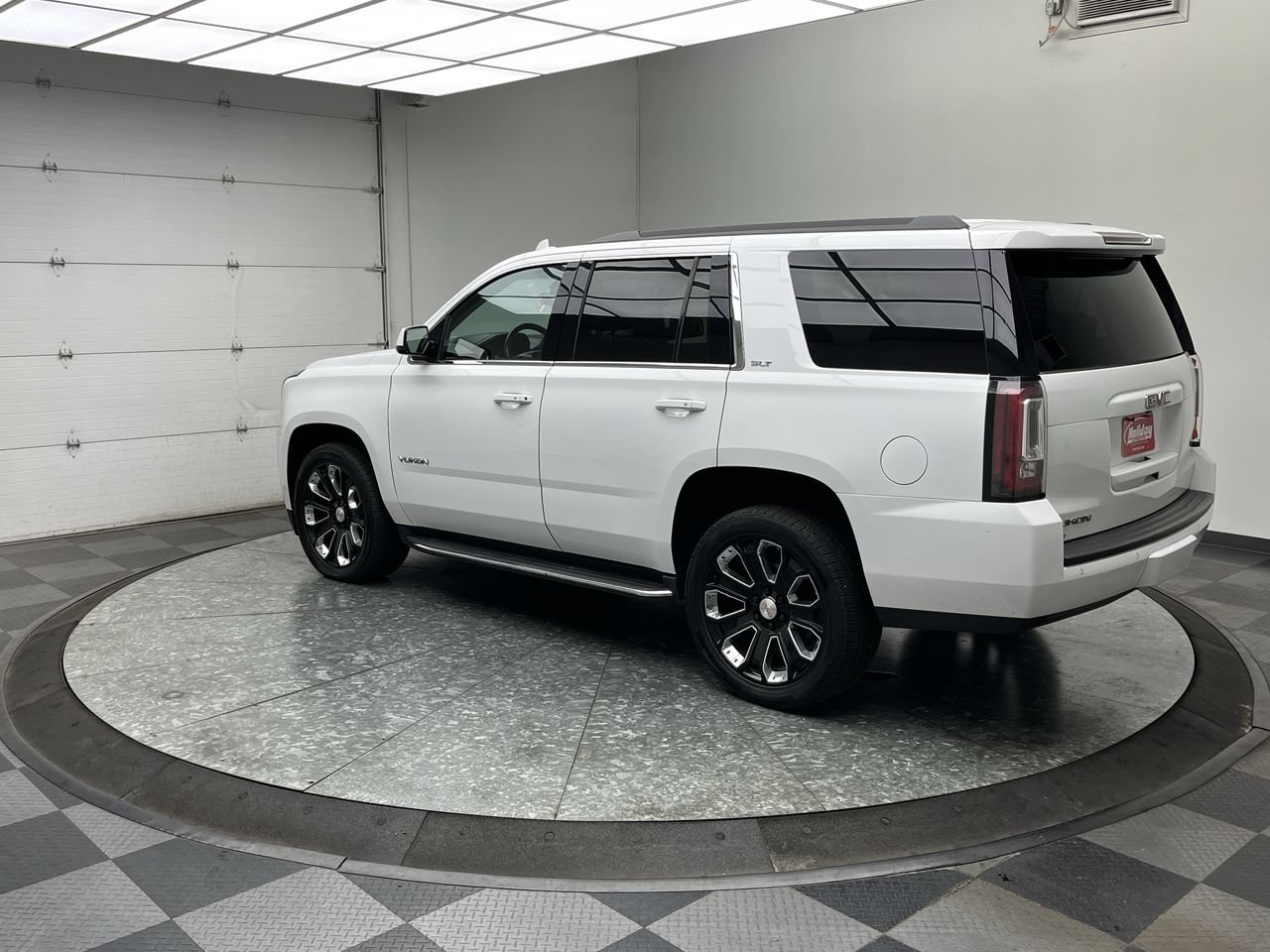 Used 2018 GMC Yukon SLT AWD/4WD image 2