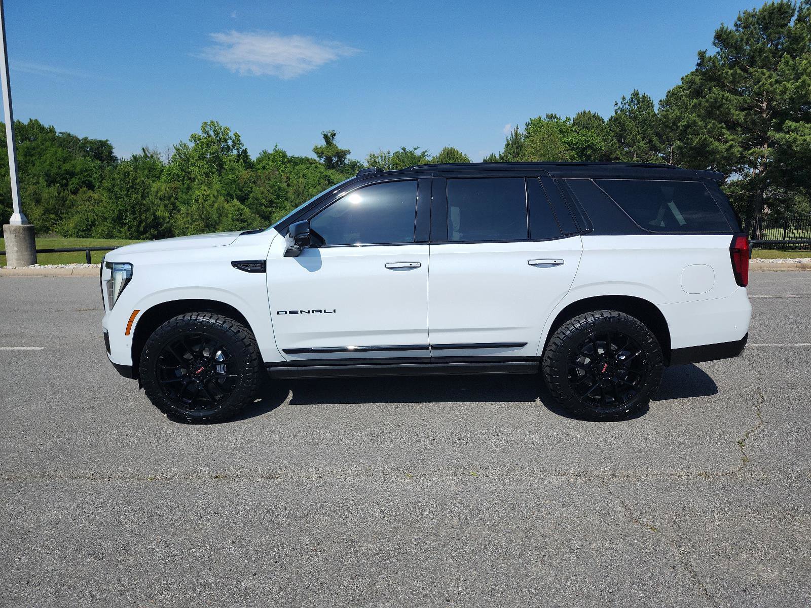 New 2026 GMC Yukon Denali w/ Denali Reserve Package AWD/4WD image 2