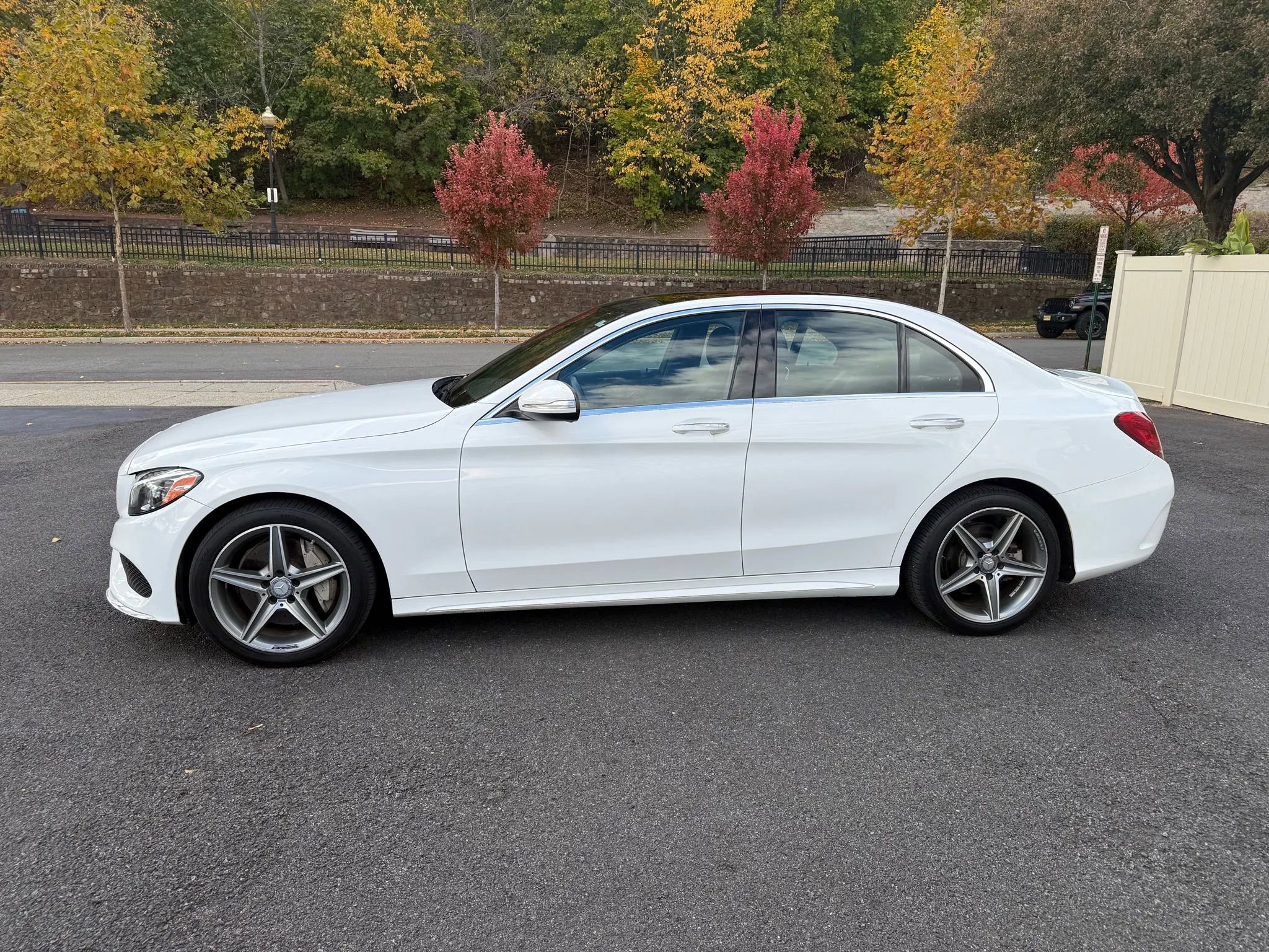 Used 2015 Mercedes-Benz C 300 4MATIC Sedan image 4