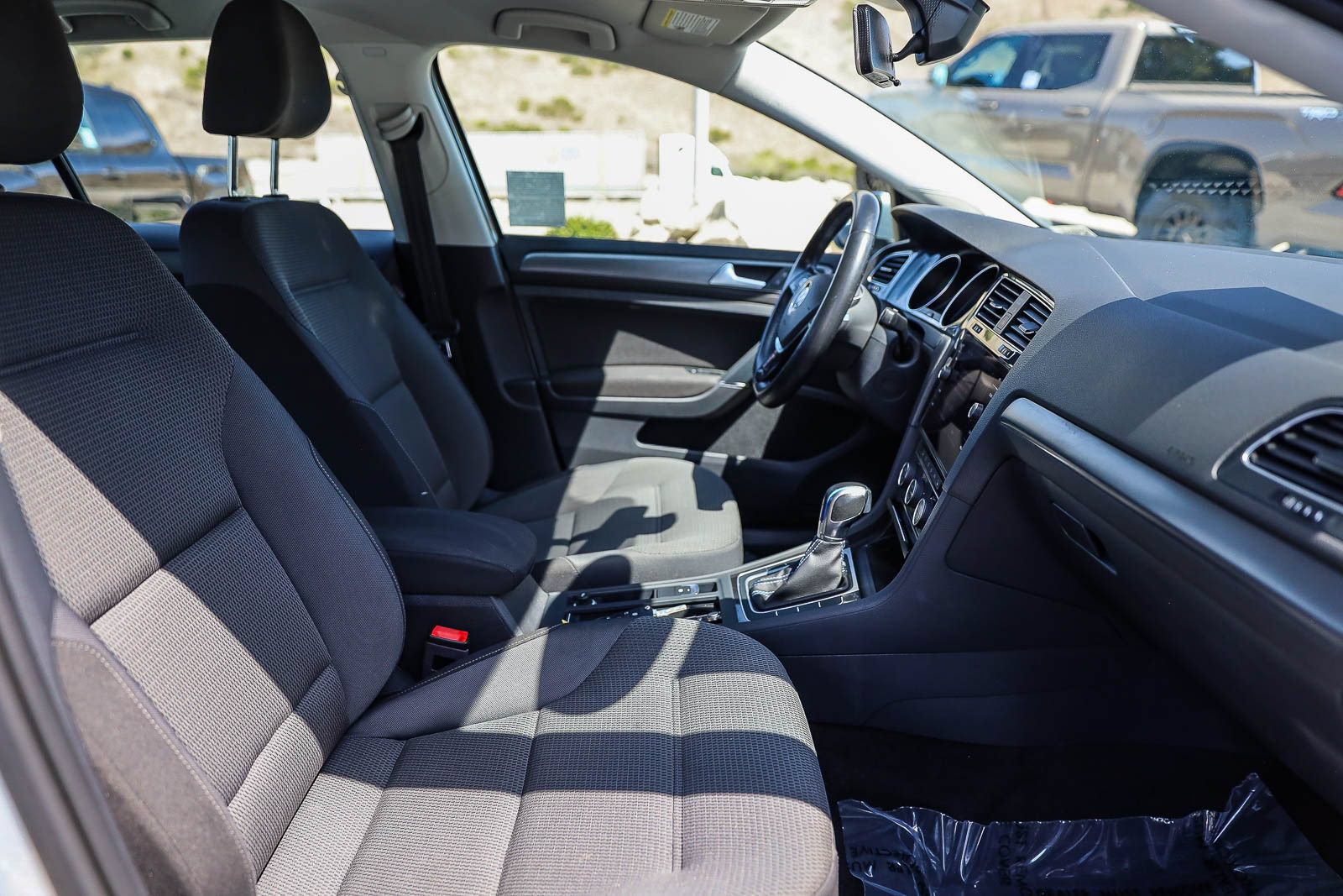 Used 2019 Volkswagen e-Golf SE w/ Driver Assistance Package FWD image 18