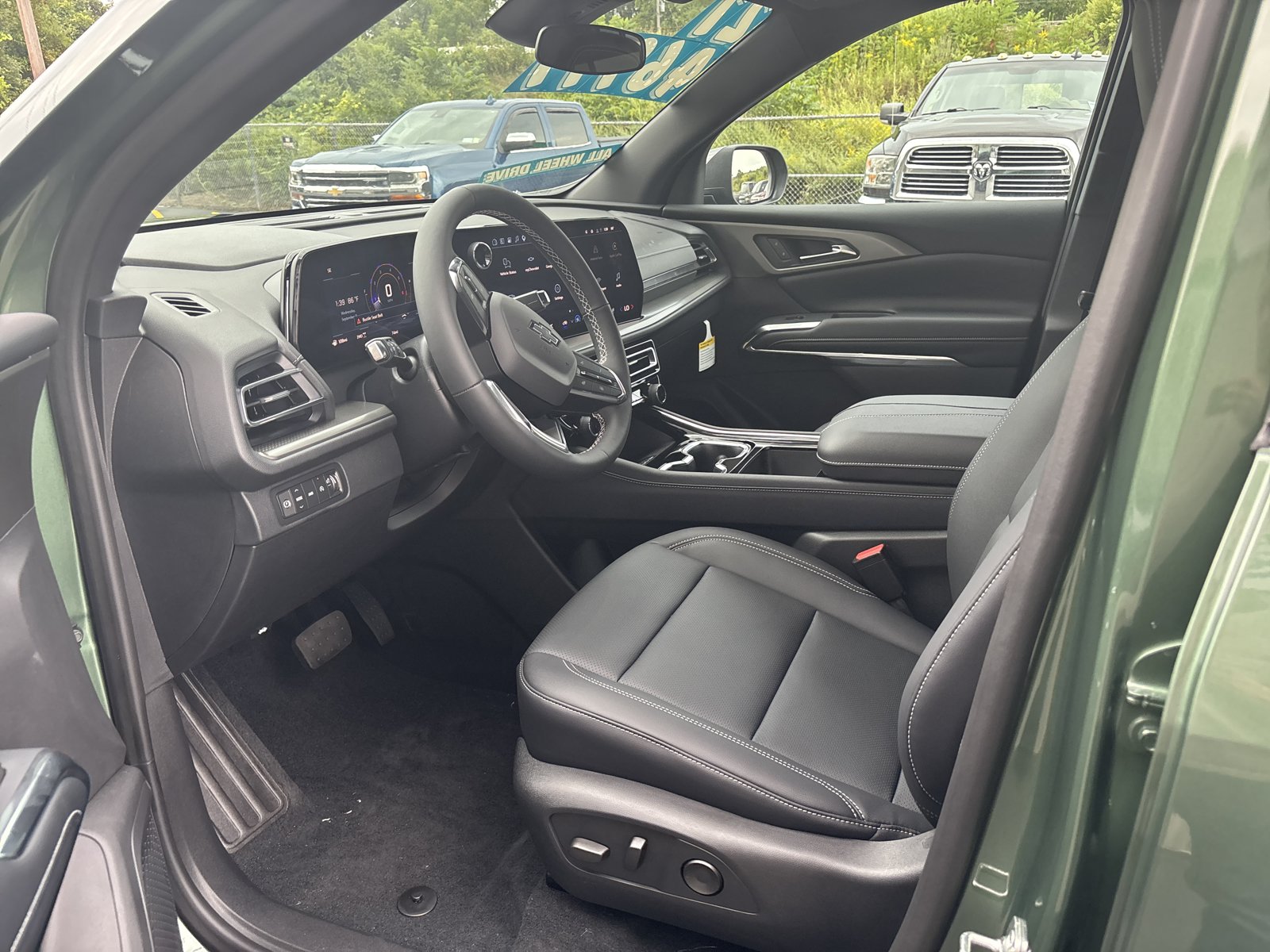 New 2027 Chevrolet Traverse LT w/ Midnight/Sport Edition AWD/4WD image 9