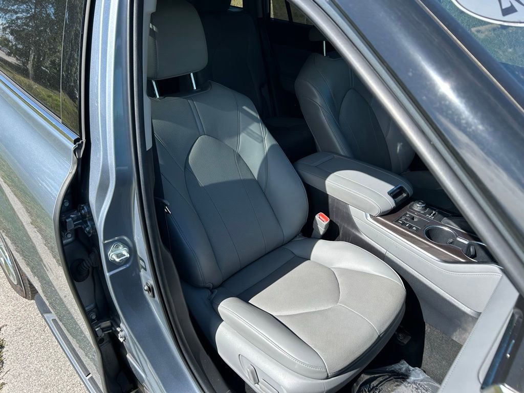 Used 2023 Toyota Highlander Limited AWD/4WD image 16