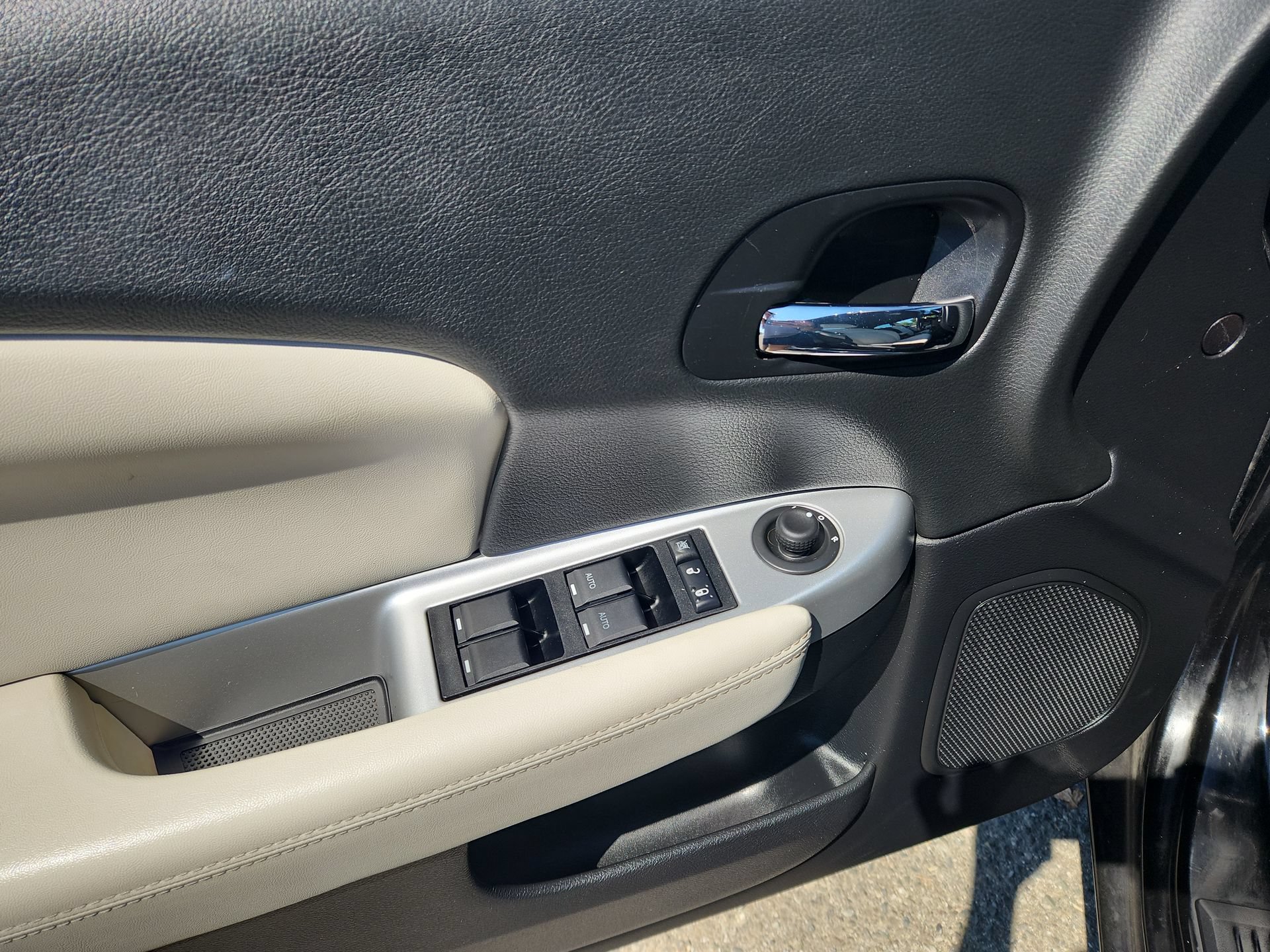 Used 2013 Chrysler 200 Limited FWD image 15