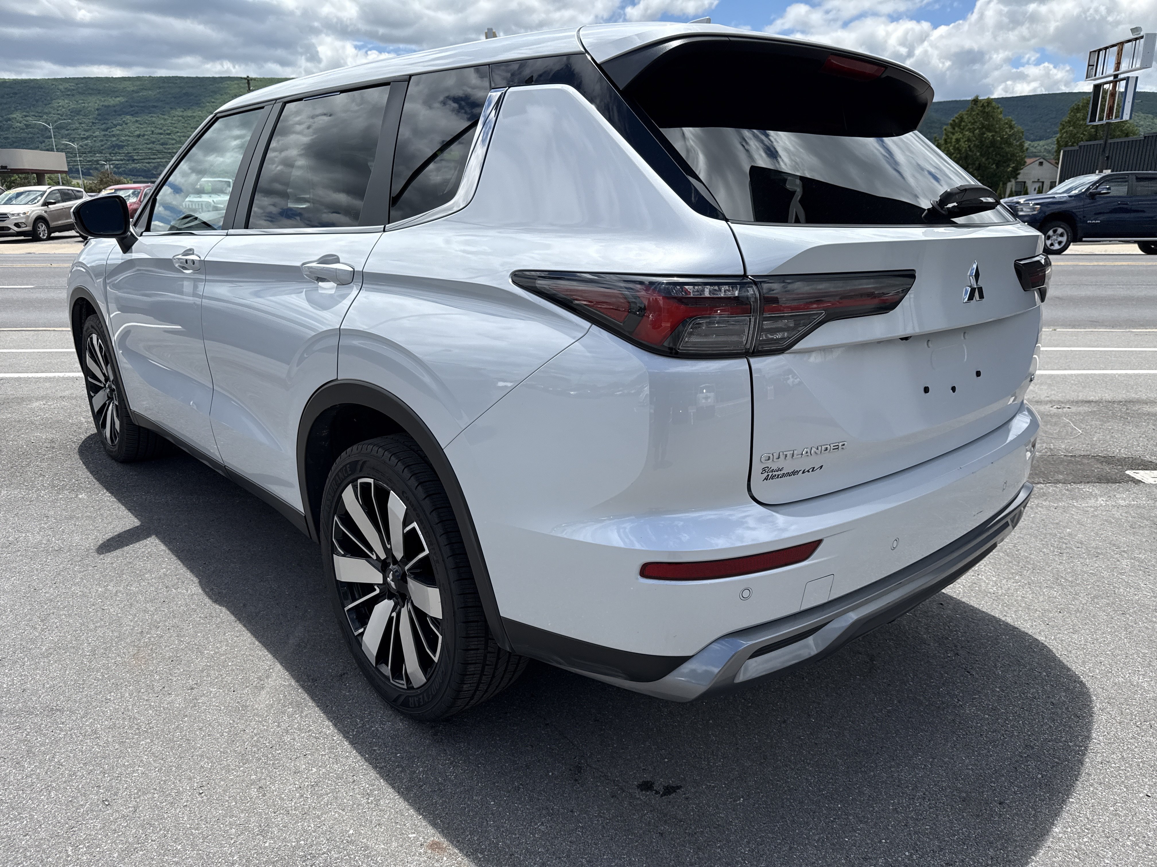 Used 2025 Mitsubishi Outlander SE AWD/4WD image 6