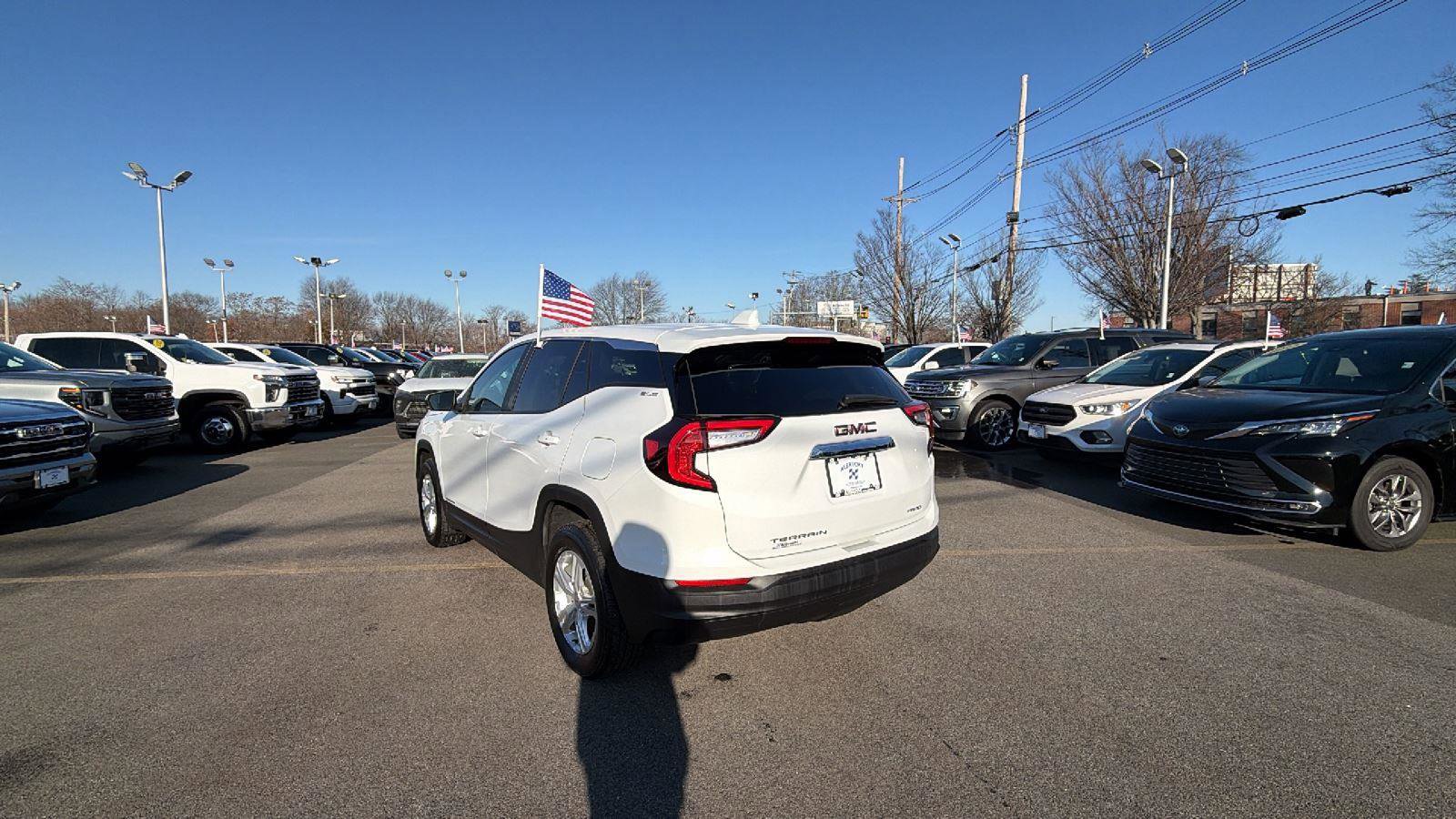 Used 2024 GMC Terrain SLE image 5