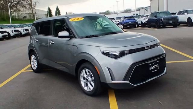 Certified 2025 Kia Soul LX w/ LX Technology Package FWD image 5