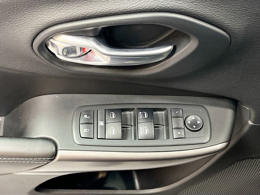 Used 2019 Jeep Cherokee Latitude Plus w/ Comfort/Convenience Group image 17