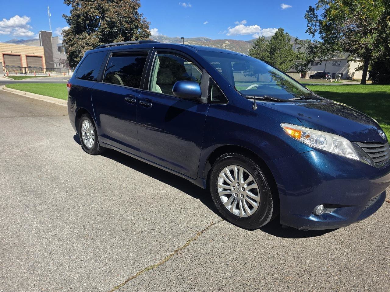 Used 2012 Toyota Sienna XLE FWD image 6