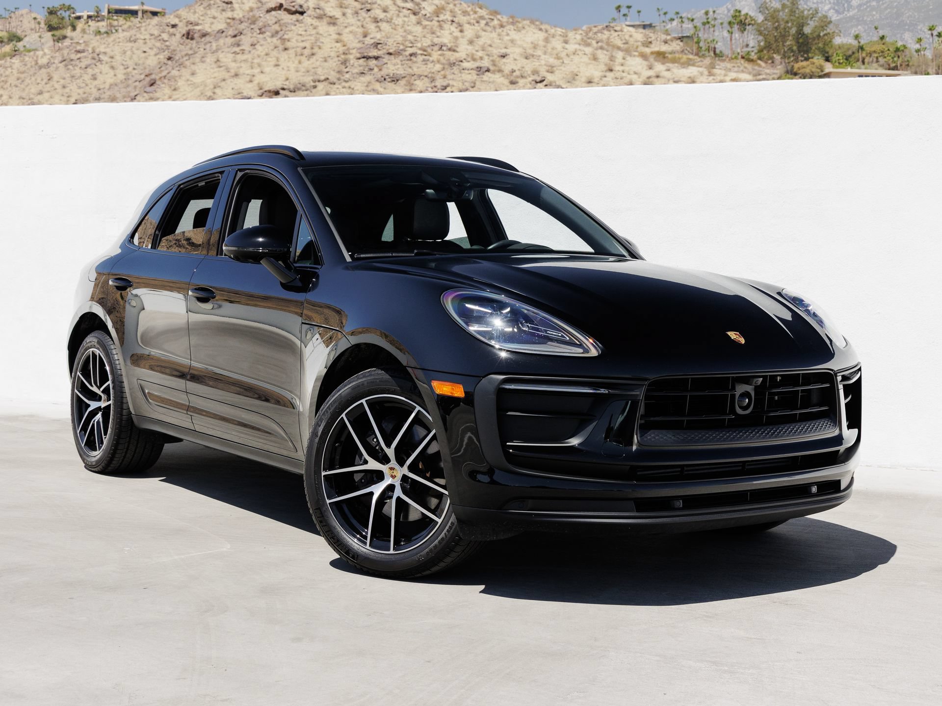 Certified 2025 Porsche Macan AWD/4WD image 9