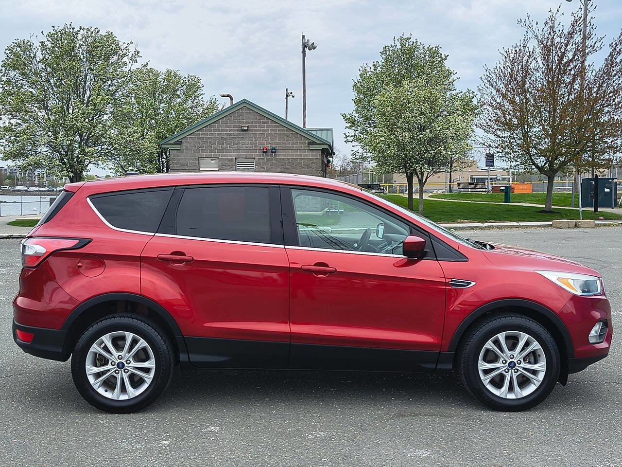 Used 2017 Ford Escape SE w/ SE Cold Weather Package AWD/4WD image 8