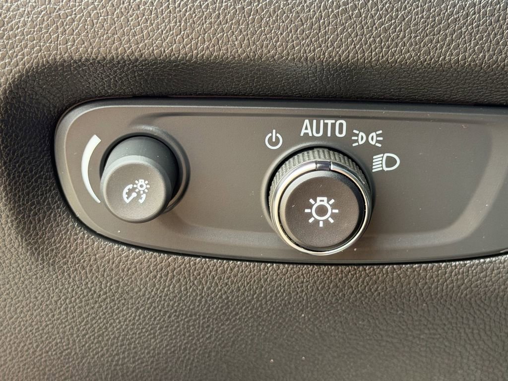 Used 2023 Chevrolet Traverse High Country FWD image 25