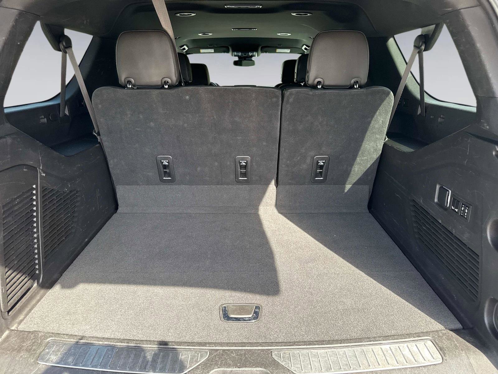 Used 2023 Chevrolet Suburban Premier image 12