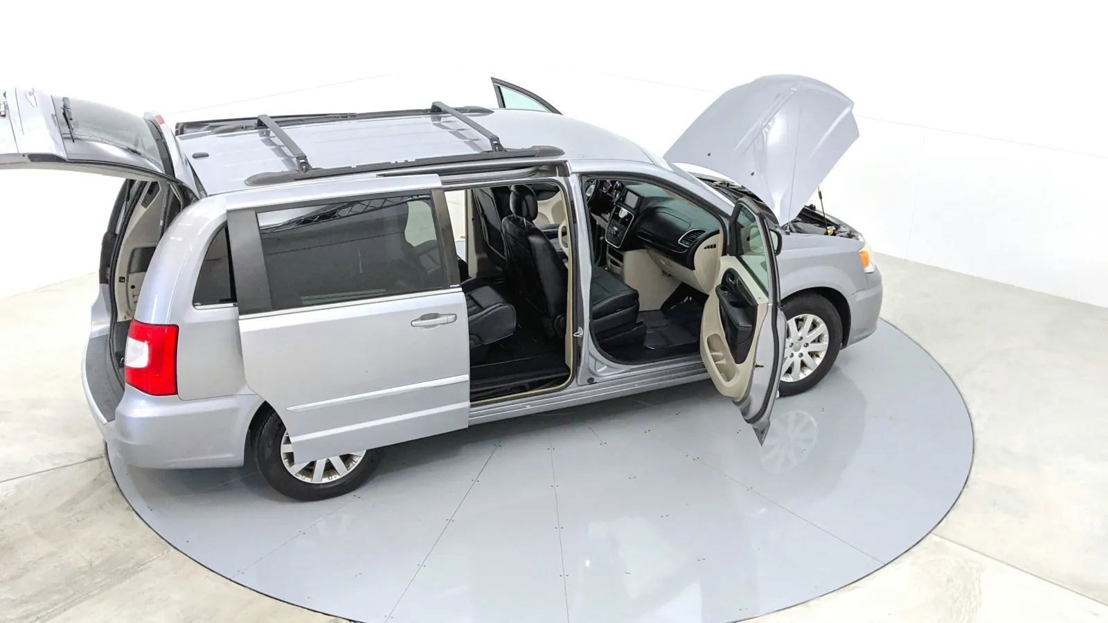 Used 2014 Chrysler Town & Country Touring image 49