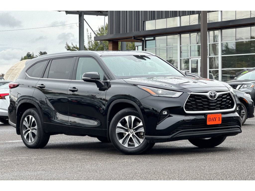 Used 2024 Toyota Highlander XLE image 2