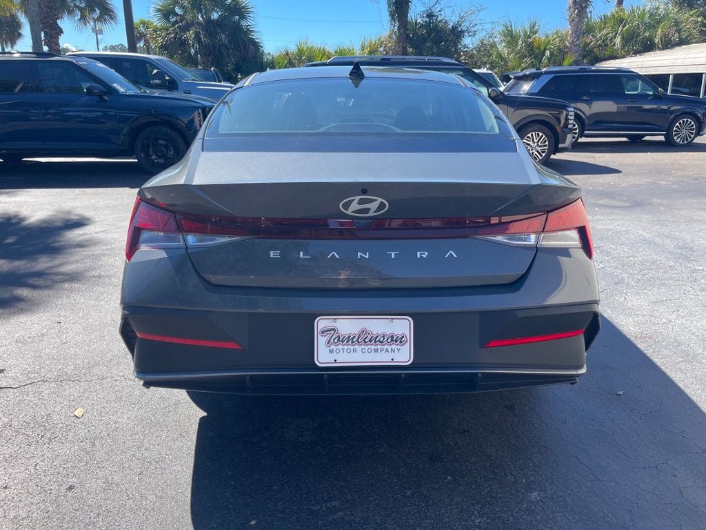 Used 2025 Hyundai Elantra SE FWD image 4