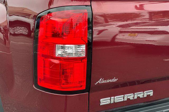Used 2017 GMC Sierra 2500 Denali w/ Duramax Plus Package AWD/4WD image 26