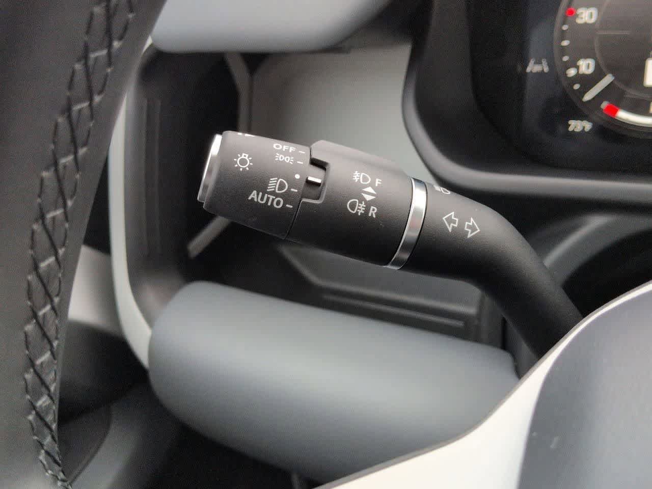 Certified 2025 Land Rover Defender 110 X-Dynamic SE image 28