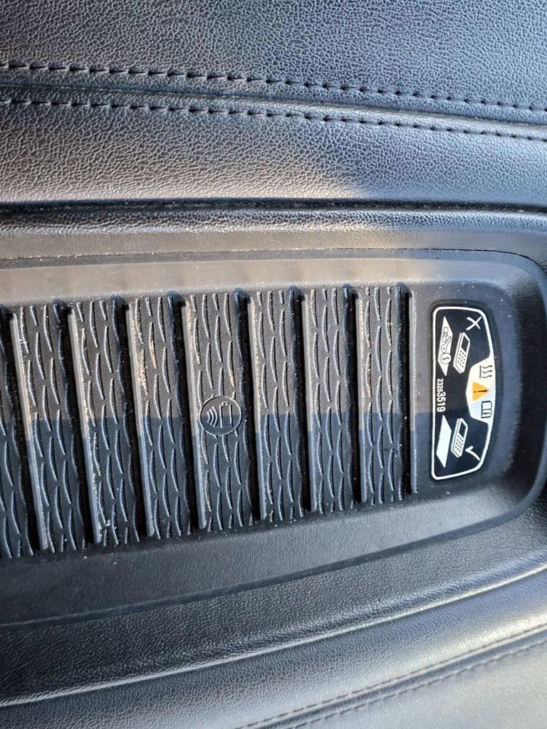 Used 2019 Cadillac Escalade ESV Luxury image 16