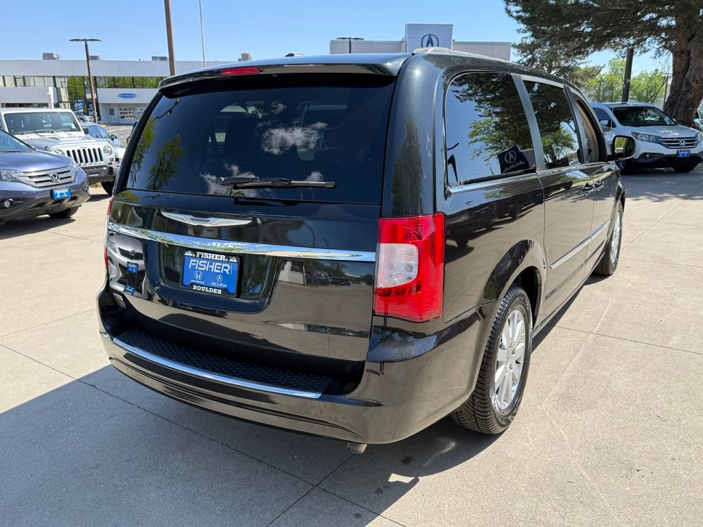 Used 2014 Chrysler Town & Country Touring FWD image 4