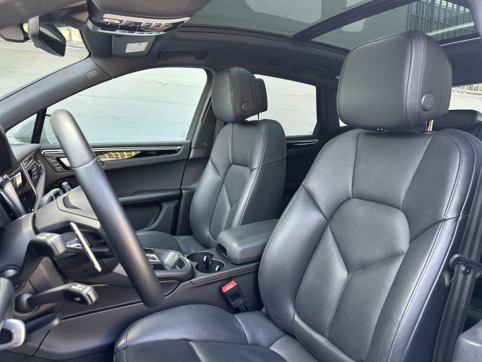 Certified 2023 Porsche Macan AWD/4WD image 5
