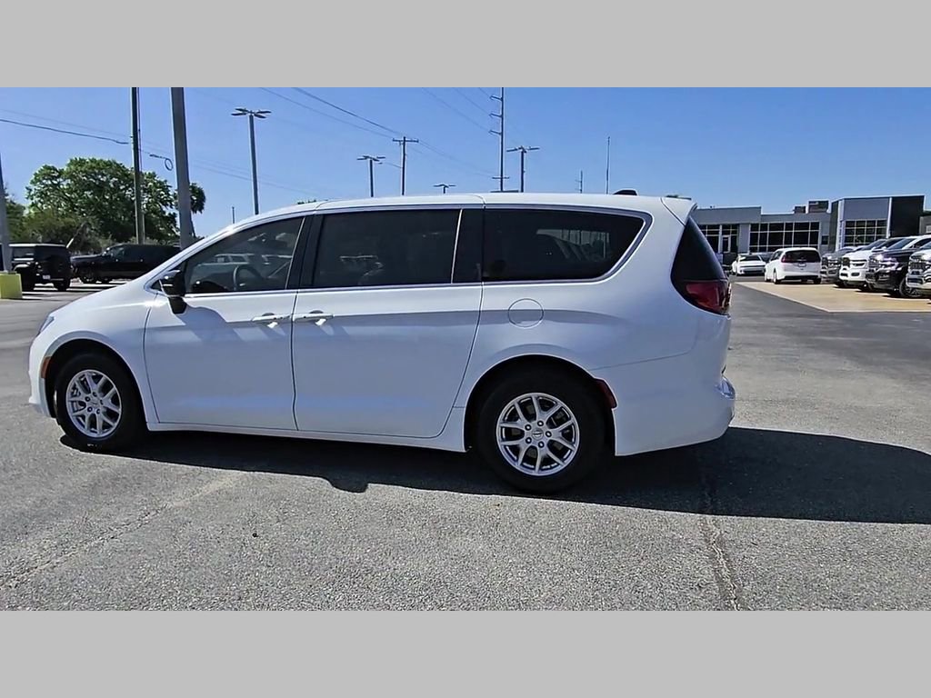 Used 2025 Chrysler Voyager LX FWD image 28