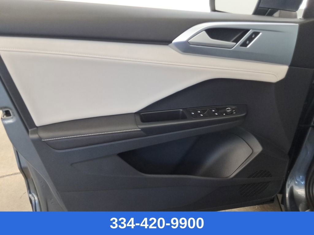 Used 2025 Volkswagen Taos SE w/ Panoramic Sunroof Package image 18