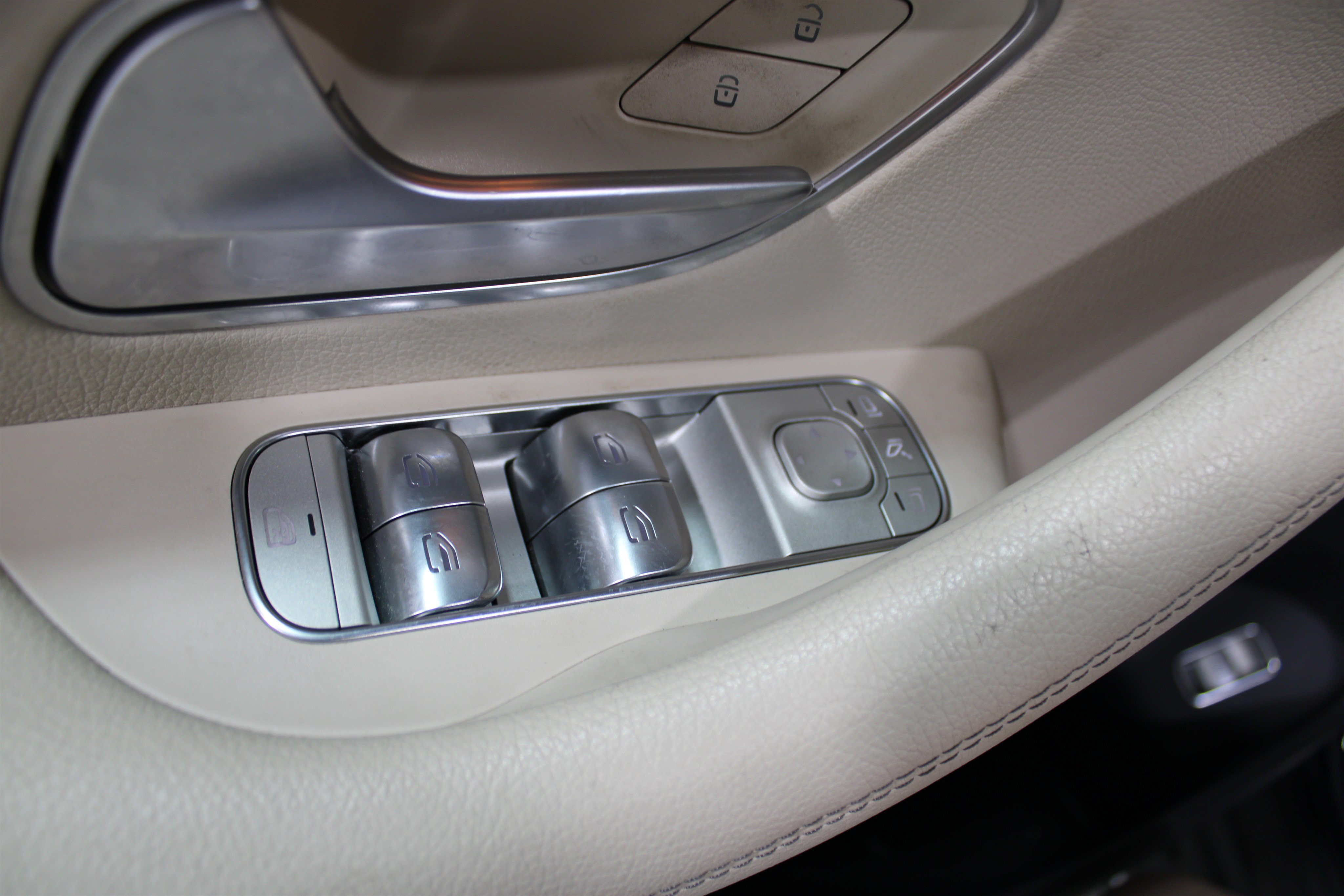 Used 2020 Mercedes-Benz GLE 350 4MATIC w/ Premium Package image 7