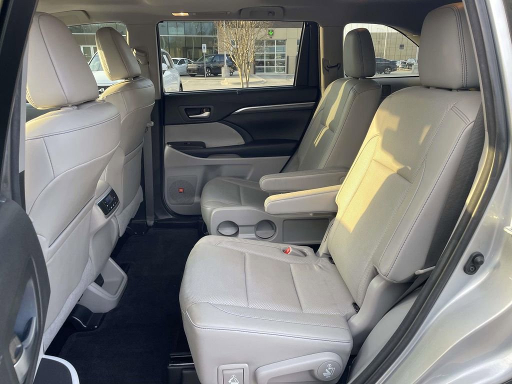 Used 2017 Toyota Highlander Limited image 3