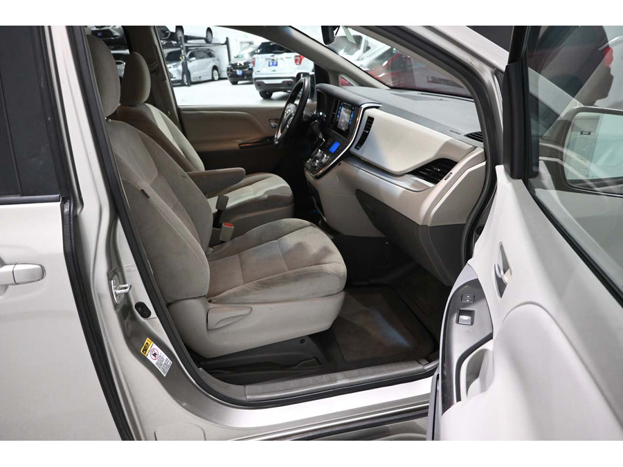 Used 2015 Toyota Sienna LE FWD image 15