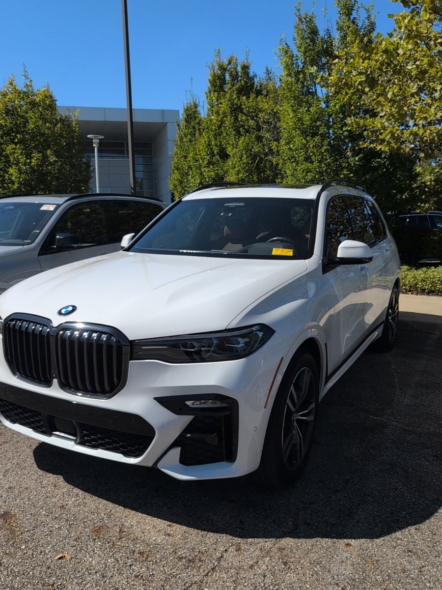 Used 2022 BMW X7 xDrive40i w/ M Sport Package AWD/4WD image 1