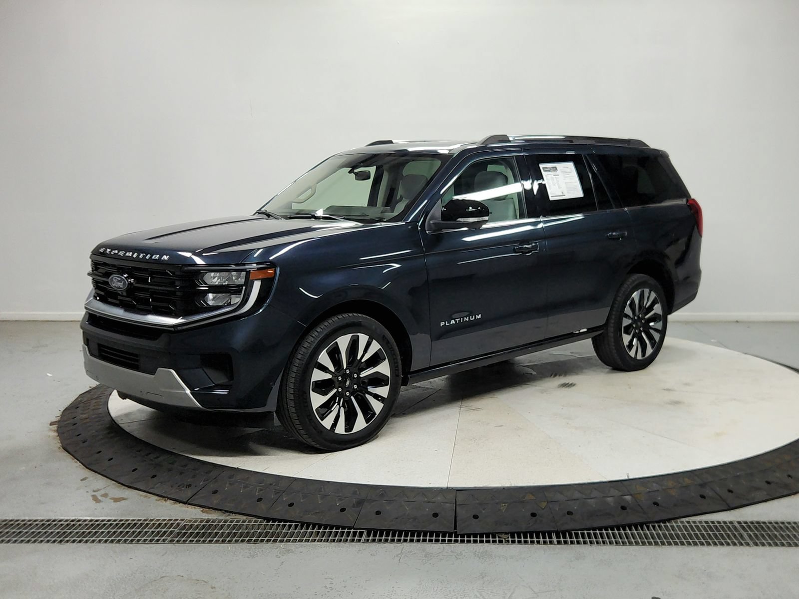 Used 2025 Ford Expedition Platinum w/ Driver's Package AWD/4WD image 4