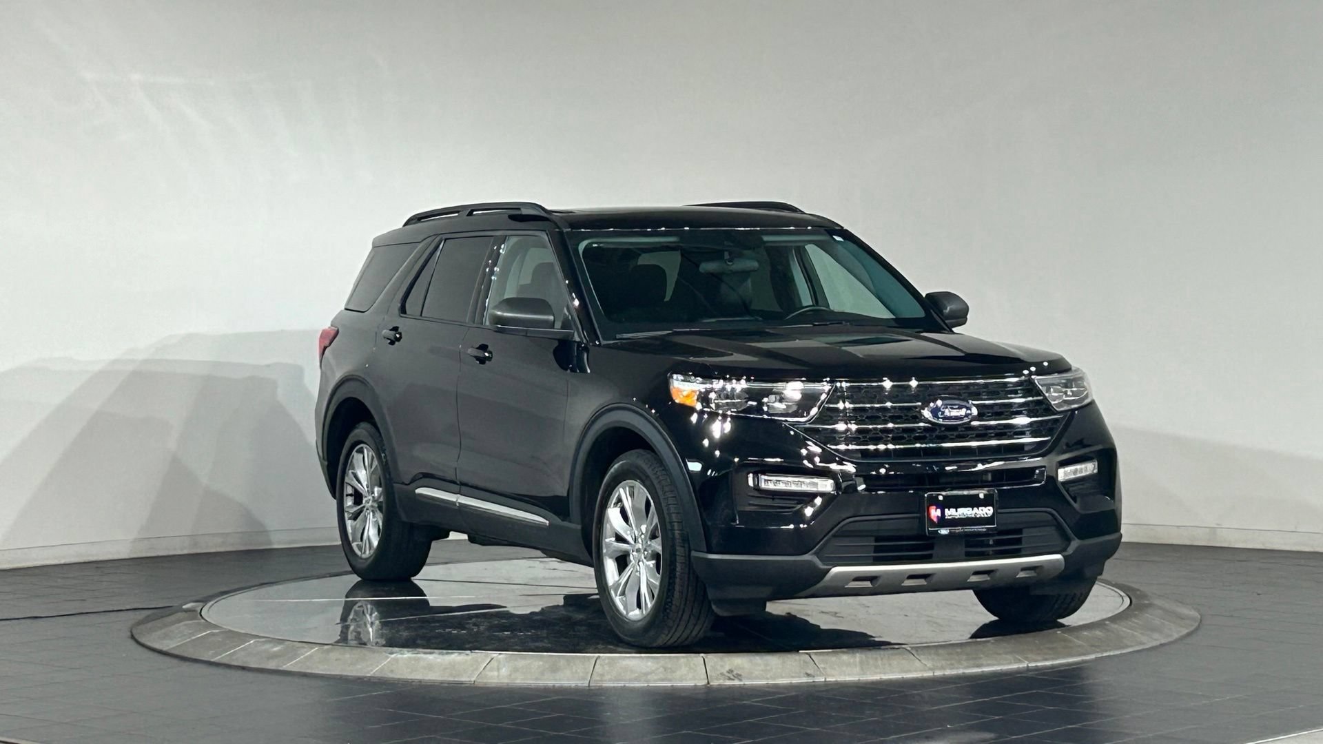 Used 2023 Ford Explorer XLT w/ Equipment Group 202A AWD/4WD image 2