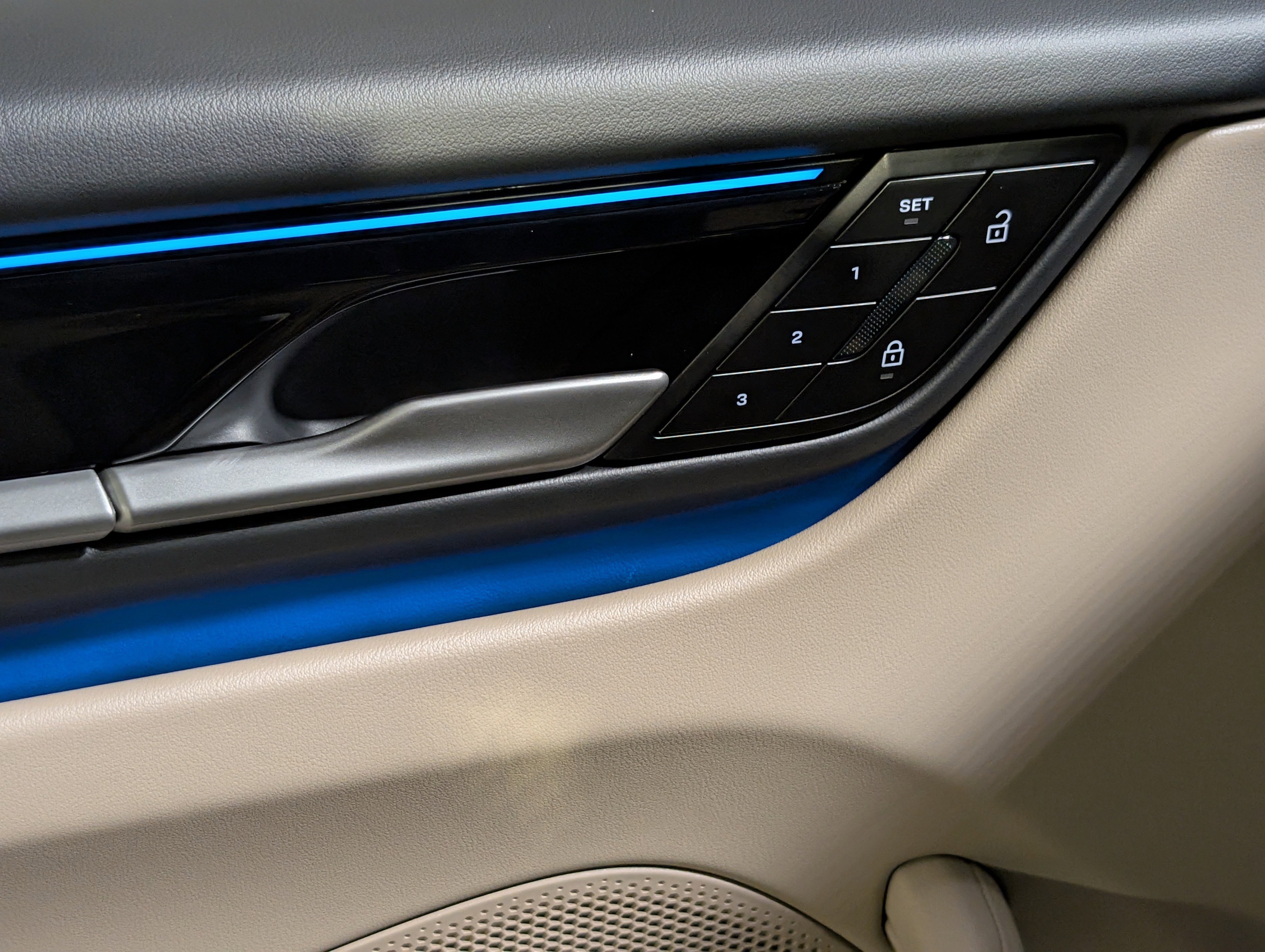 Certified 2025 Porsche Macan Electric image 18