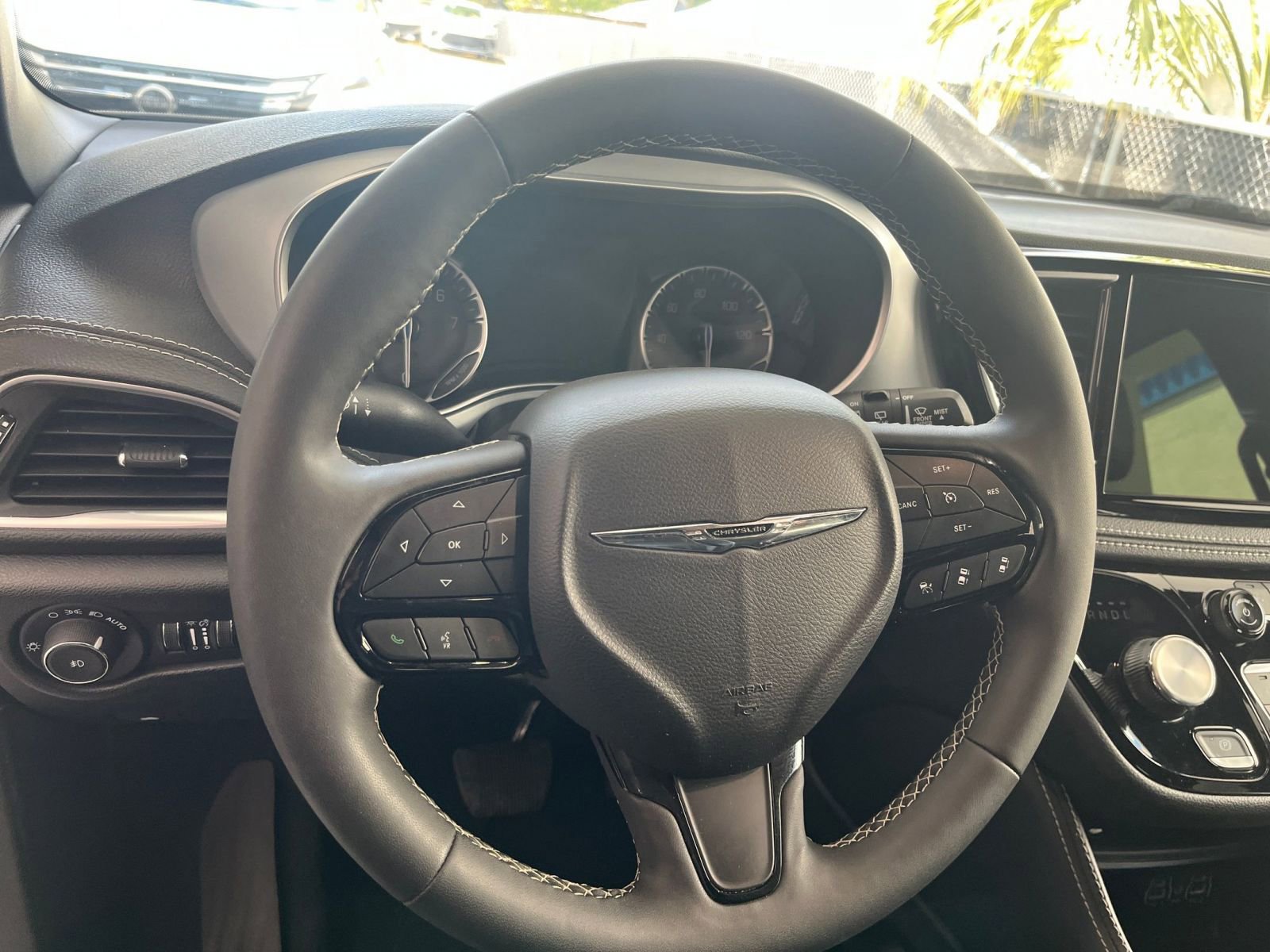Used 2025 Chrysler Pacifica Limited FWD image 31