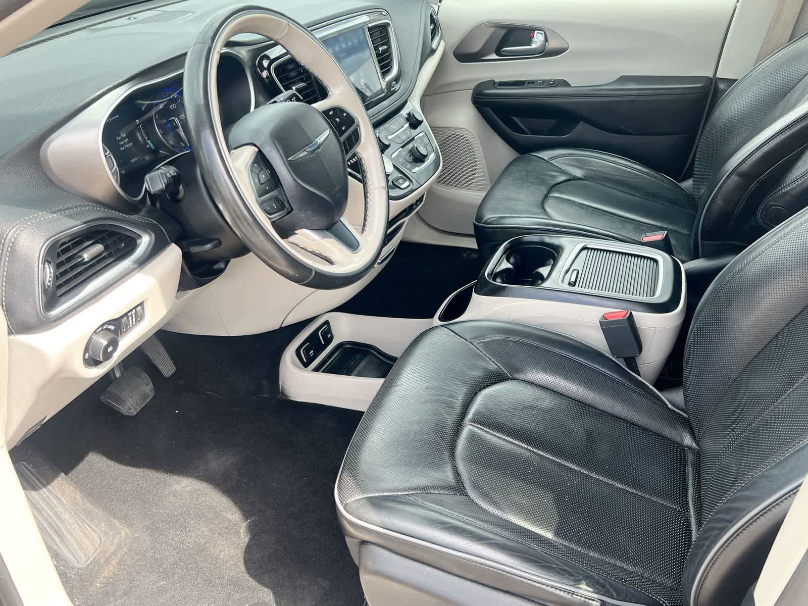 Used 2019 Chrysler Pacifica Limited w/ Tire & Wheel Group FWD image 10