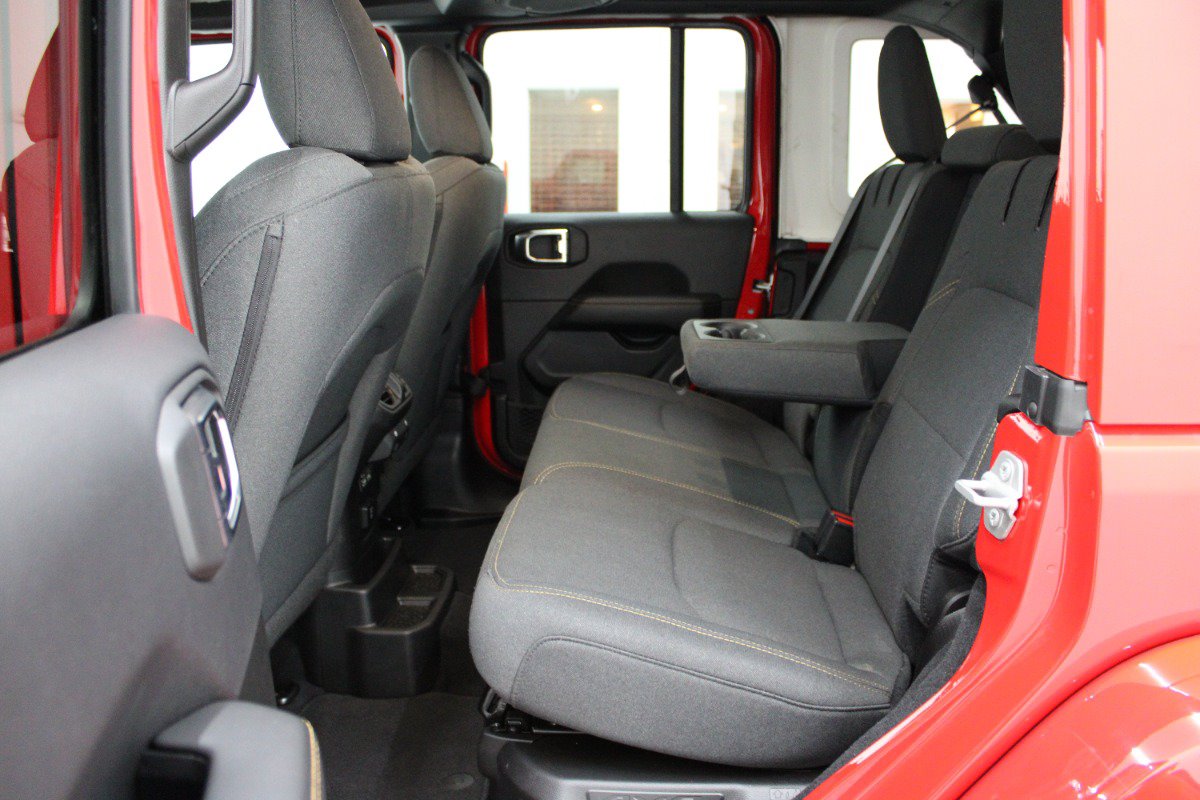 Used 2025 Jeep Wrangler Unlimited Sahara AWD/4WD image 8