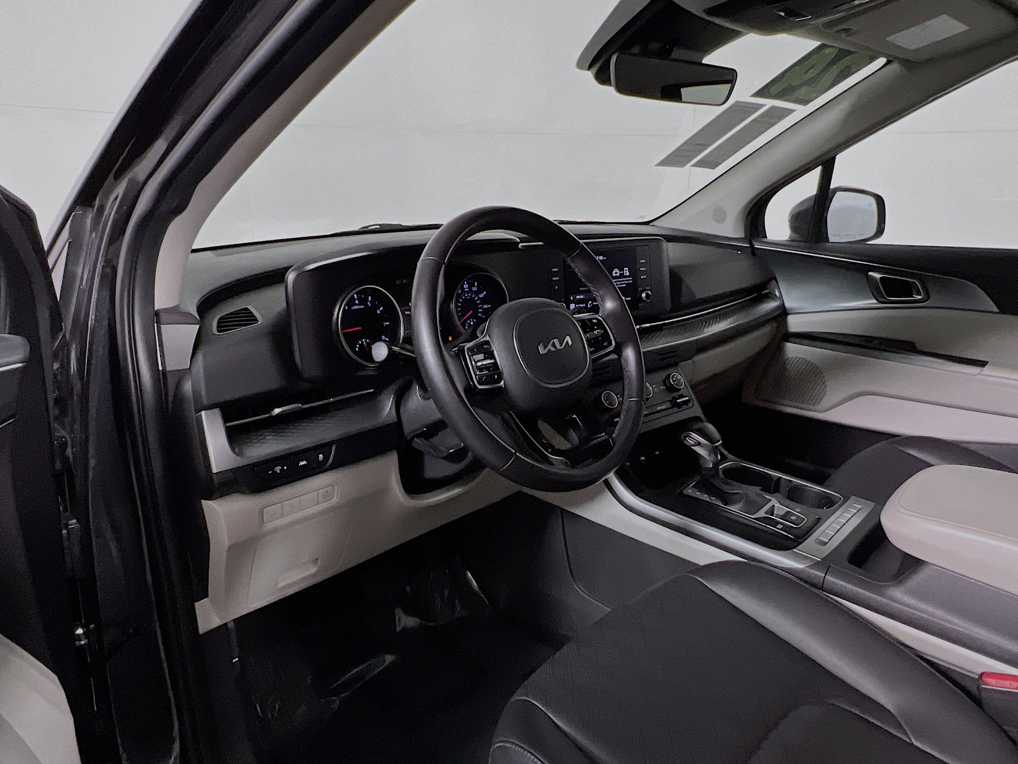 Used 2024 Kia Carnival LX image 30