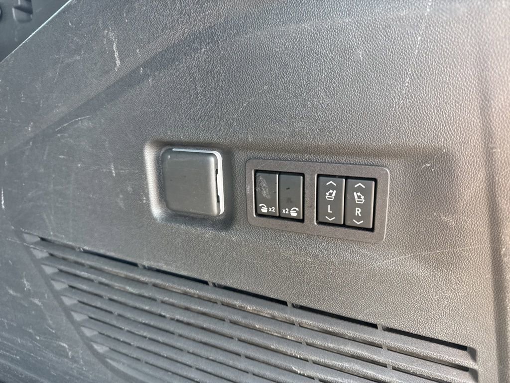 Used 2023 Chevrolet Suburban Premier image 33