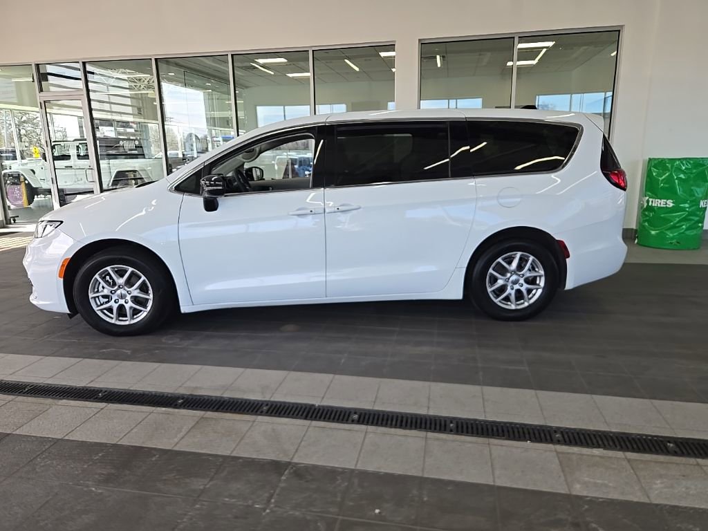Used 2024 Chrysler Pacifica Touring-L image 7