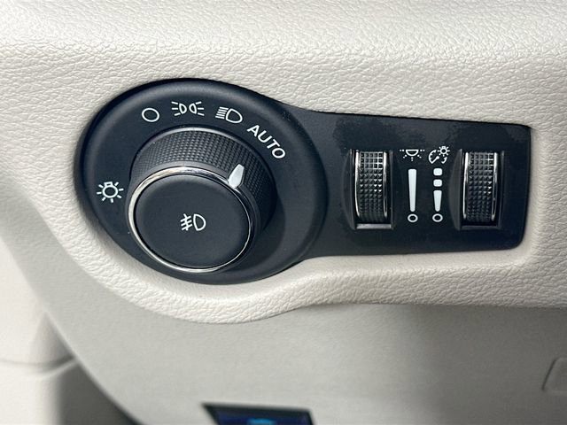 Used 2024 Chrysler Pacifica Touring-L image 24