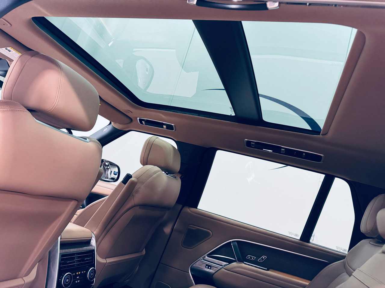 Used 2025 Land Rover Range Rover Long Wheelbase SE image 34