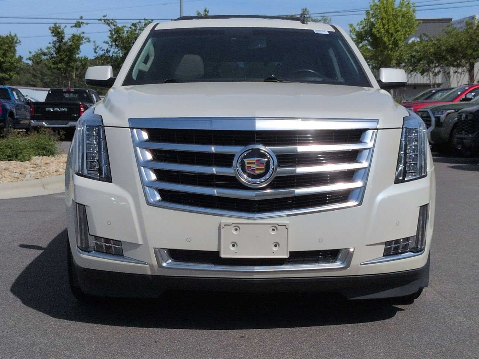 Used 2015 Cadillac Escalade Luxury image 8