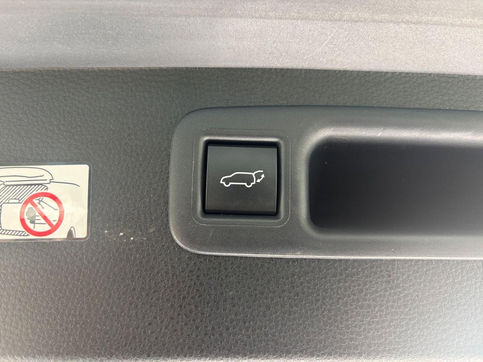 Used 2025 Toyota Highlander LE FWD image 24