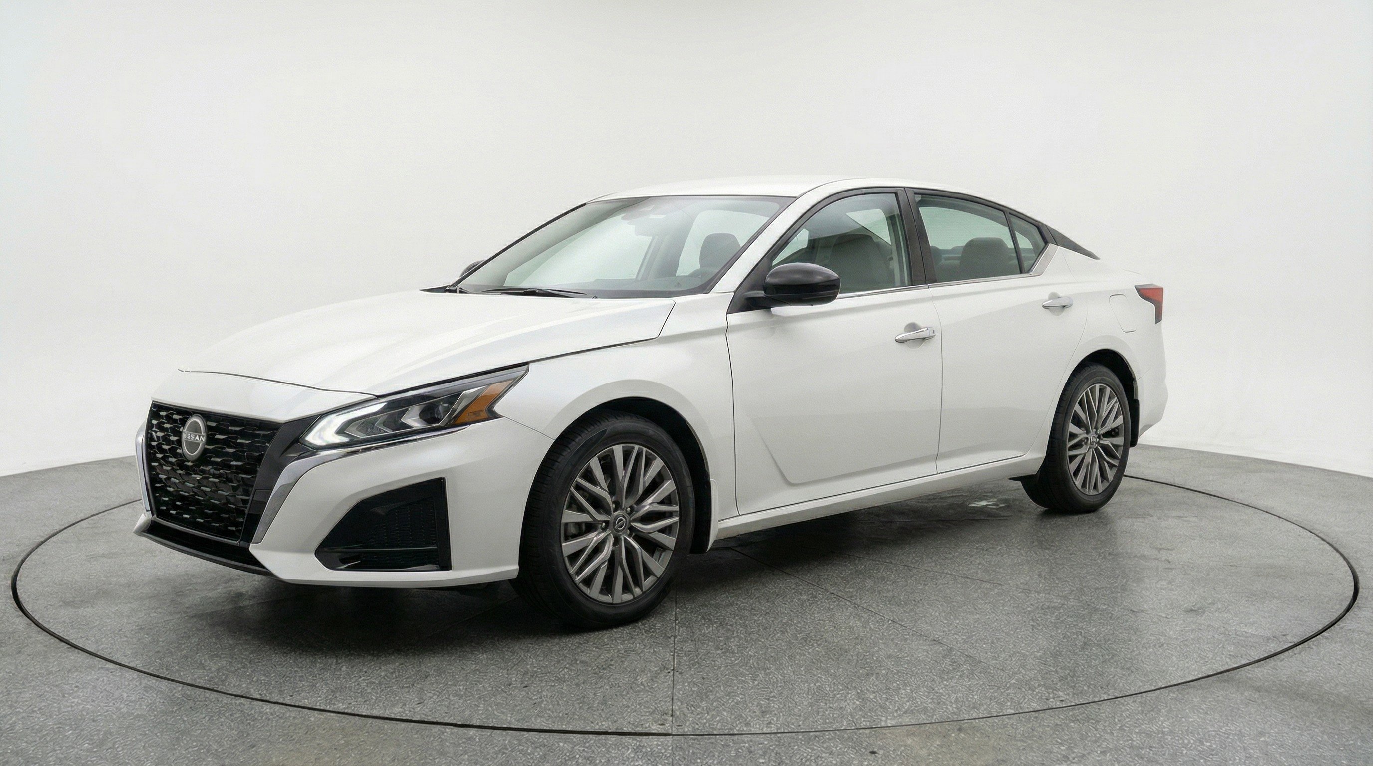 Used 2025 Nissan Altima 2.5 SV image 3