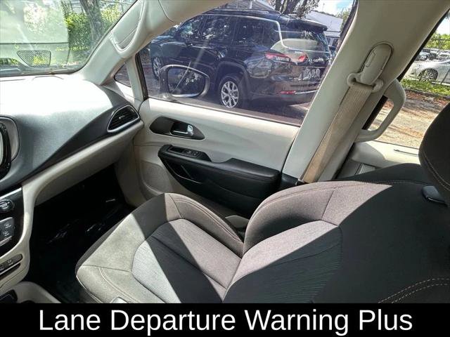 Certified 2020 Chrysler Pacifica Touring w/ Advanced Safetytec Group FWD image 11