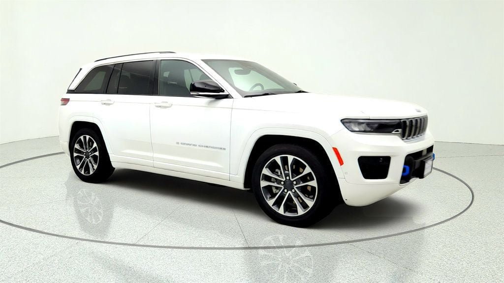 Used 2023 Jeep Grand Cherokee Overland AWD/4WD image 3