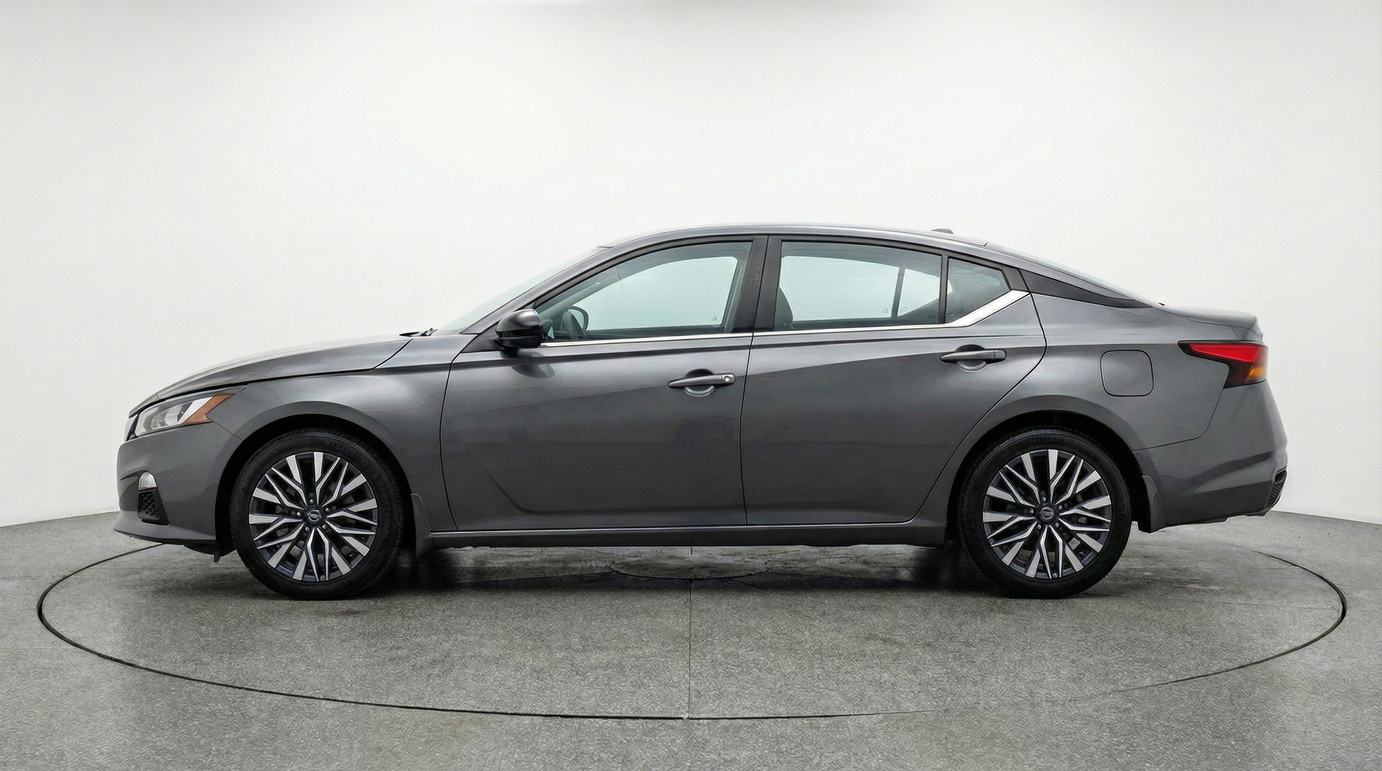 Used 2025 Nissan Altima 2.5 SV image 5