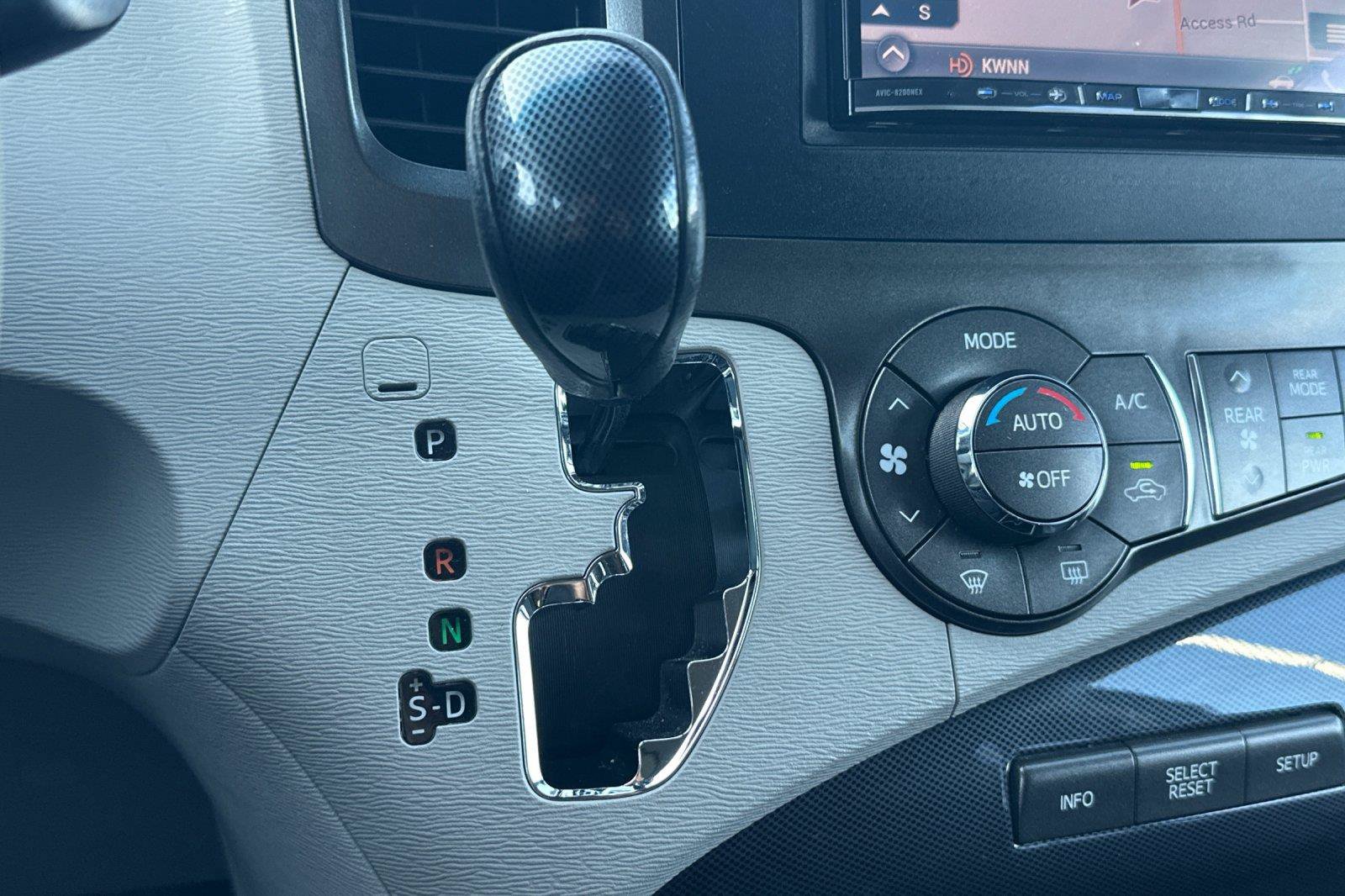 Used 2014 Toyota Sienna SE FWD image 23