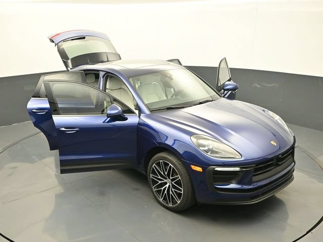 Certified 2025 Porsche Macan AWD/4WD image 33
